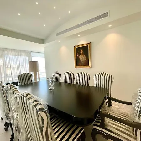 Penthouse Luxury Apartment *
